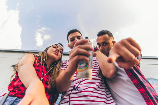 Trois Amis Avec Écouteurs Spray Dans Leurs Mains Traînent — Photo