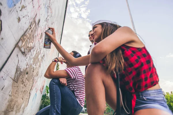 Jovens Descuidados Amigos Passar Tempo Juntos Escrever Cartas Parede Com — Fotografia de Stock