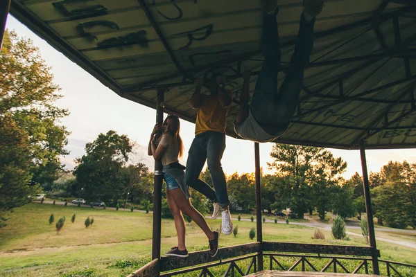 Caucásico Grupo Amigos Jugando Naturaleza Hermoso Parque Tratando Colgar Tubos — Foto de Stock