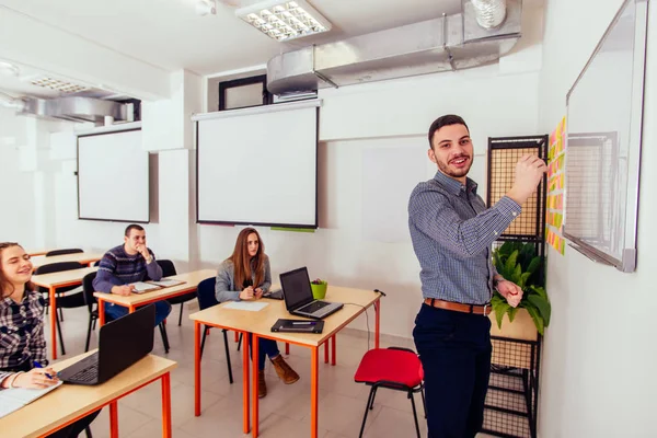 Genç Öğrenciler Sınıf Öğretmenleri Ile Etkileşim Vardır — Stok fotoğraf