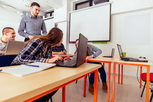 Grupo Adolescentes Están Clase Sonriendo Hablando — Foto de Stock