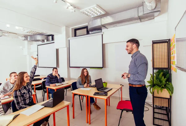 Jovens Estudantes Estão Sala Aula Ouvindo Pacificamente Seu Professor — Fotografia de Stock