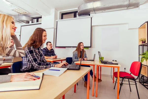 Les Étudiants Modernes Sont Assis Dans Salle Classe Regardant Intéressé — Photo