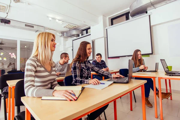Junge Studenten Sind Klassenzimmer Sie Suchen Interessiert — Stockfoto