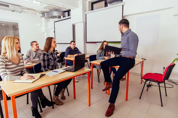 Los Estudiantes Están Clase Escuchando Una Conferencia —  Fotos de Stock