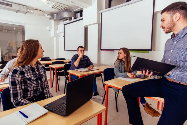 Jóvenes Estudiantes Están Interactuando Clase Con Profesor — Foto de Stock