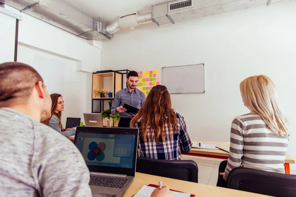 Unga Studenter Klass Och Musikuppspelning Fredligt Sin Lärare — Stockfoto