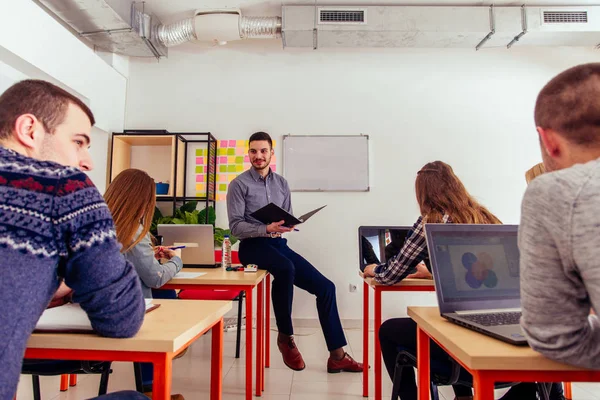 Los Estudiantes Están Clase Luciendo Felices Mientras Escuchan Una Conferencia — Foto de Stock