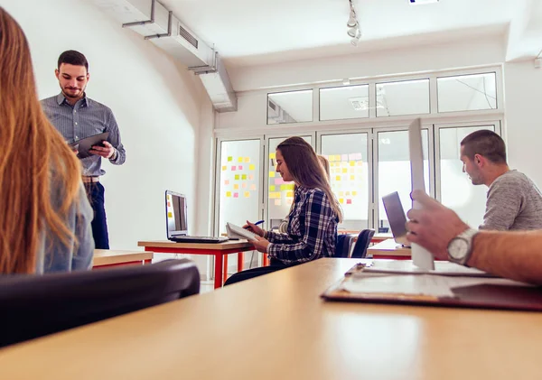 Les Étudiants Modernes Lisent Classe — Photo