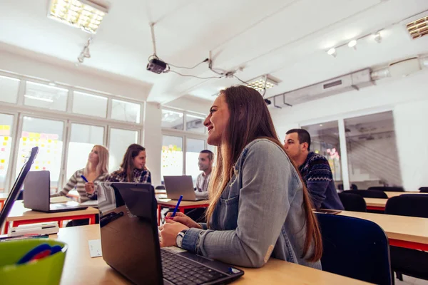 Les Étudiants Sont Dans Salle Classe Ils Amusent Écoutant Une — Photo