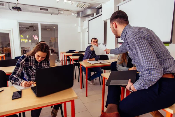 Jóvenes Estudiantes Están Clase Interactuando Con Maestro — Foto de Stock