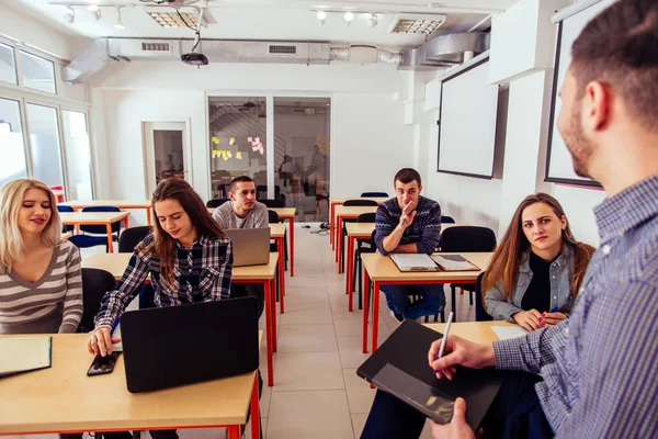 Jóvenes Estudiantes Están Interactuando Clase Con Profesor — Foto de Stock