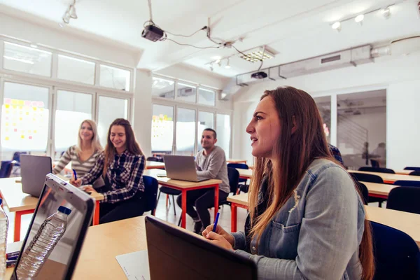 Studenten Sitzen Unterricht Und Hören Eine Vorlesung — Stockfoto