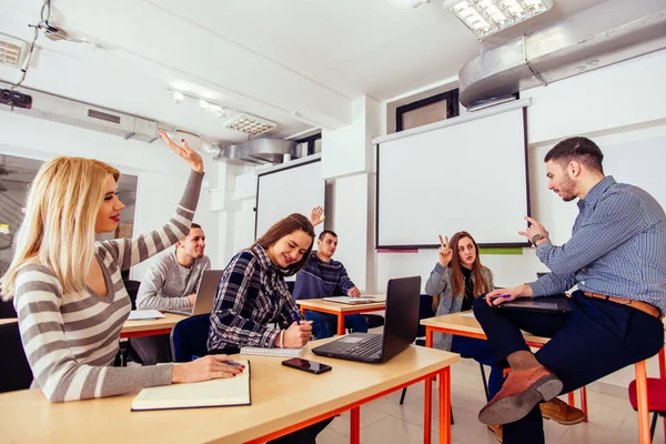 Groupe Adolescents Sont Dans Salle Classe Écouter Une Conférence — Photo