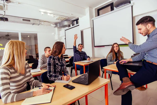 Jóvenes Estudiantes Están Clase Escuchan Pacíficamente Profesor — Foto de Stock