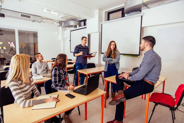 Los Estudiantes Están Pie Aula Tienen Una Presentación Con Libros — Foto de Stock