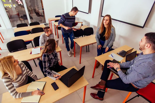 Les Jeunes Étudiants Sont Classe Ils Ont Air Intéressés — Photo