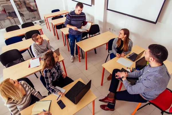 Grupo Adolescentes Están Clase Sonriendo Hablando — Foto de Stock