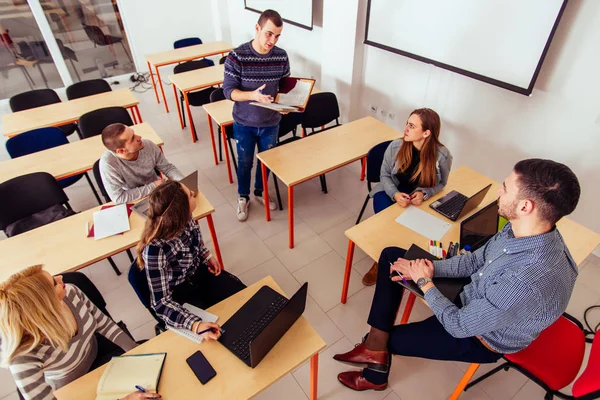 Les Jeunes Élèves Sont Classe Ils Écoutent Attentivement Leur Camarade — Photo