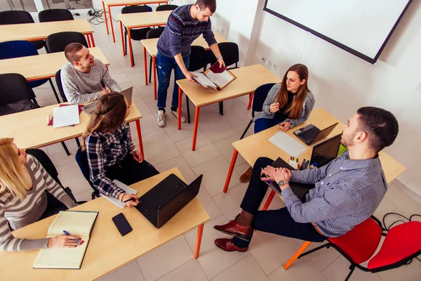 Los Estudiantes Están Aula Están Divirtiendo Mientras Escuchan Una Conferencia — Foto de Stock