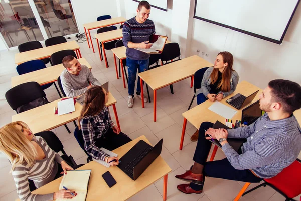 Öğrenciler Sınıfta Oturuyor Sınıf Arkadaşlarını Dikkatle Dinliyorlar — Stok fotoğraf