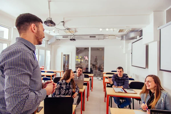 年轻的学生在教室里 他们在认真听 — 图库照片