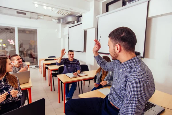 Jovens Estudantes Estão Sala Aula Eles Estão Olhando Interessado — Fotografia de Stock