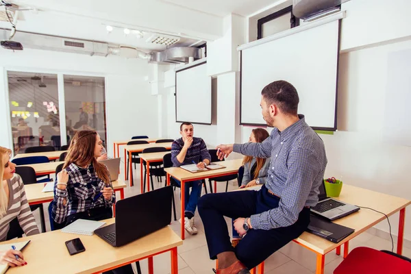 Gruppe Von Teenagern Ist Unterricht Lächelt Und Redet — Stockfoto