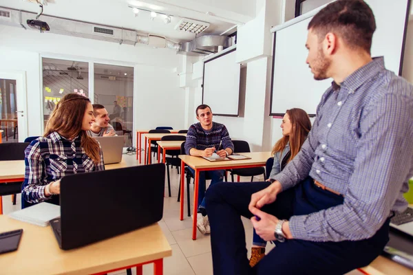 Los Jóvenes Estudiantes Están Clase Parecen Interesados — Foto de Stock