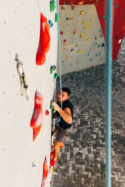 Młody Wspinaczka Facet Wspinaczka Praktycznej Skale Centrum Wspinaczki Bouldering — Zdjęcie stockowe