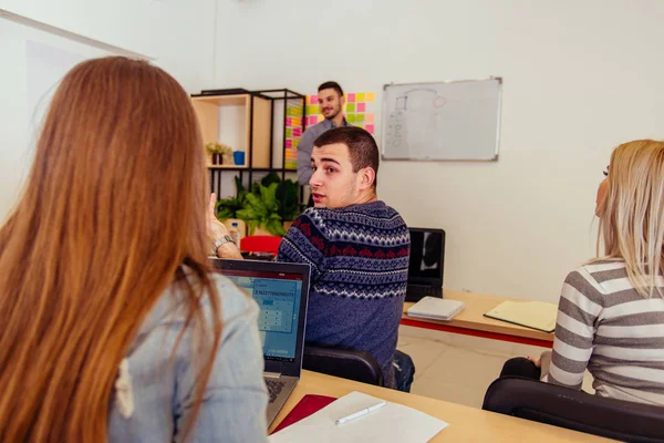 Kentsel Öğrenciler Için Ders Dinleme Sınıf Tartışıyor — Stok fotoğraf