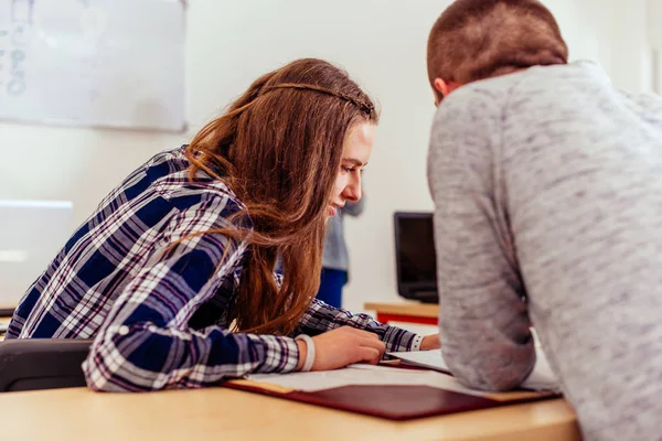 Estudantes Modernos Estão Sentados Sala Aula Olhando Interessados — Fotografia de Stock