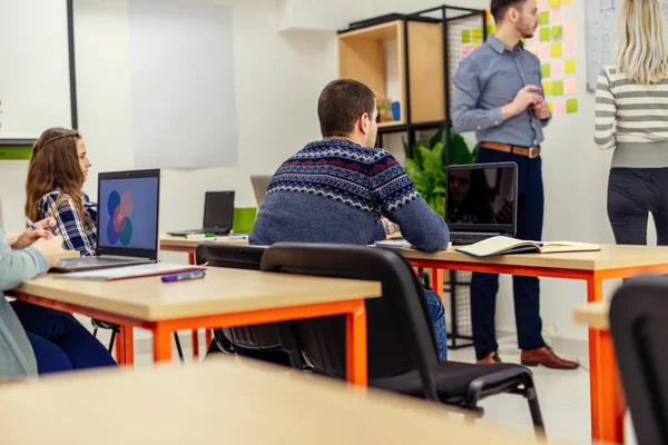 Les Jeunes Étudiants Sont Classe Ils Regardent Avec Intérêt Leur — Photo