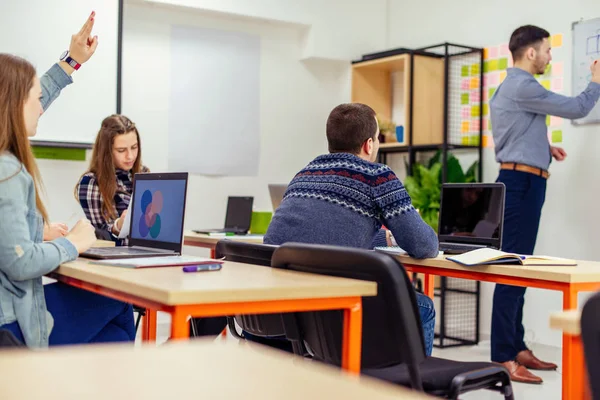 Estudantes Sentados Sala Aula Ouvindo Atentamente Seu Colega Classe — Fotografia de Stock