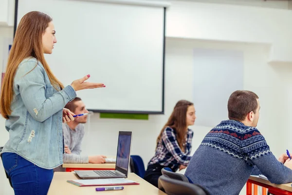 Alunos Estão Sala Aula Eles Estão Ouvindo Uma Palestra — Fotografia de Stock