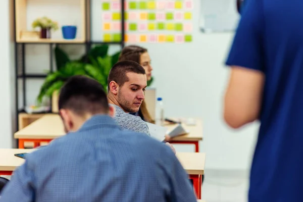 Los Estudiantes Están Escuchando Una Conferencia Interactuando Clase — Foto de Stock