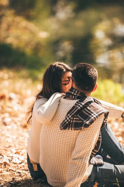 Casal Bonito Amor Sentado Grama Parque Beijando — Fotografia de Stock