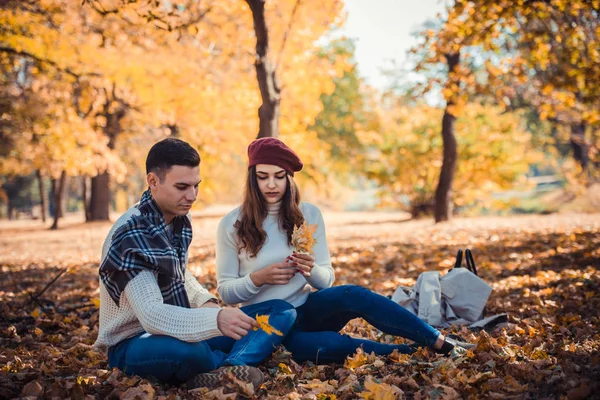 Nettes Paar Liegt Auf Dem Boden Park Auf Den Bunten — Stockfoto