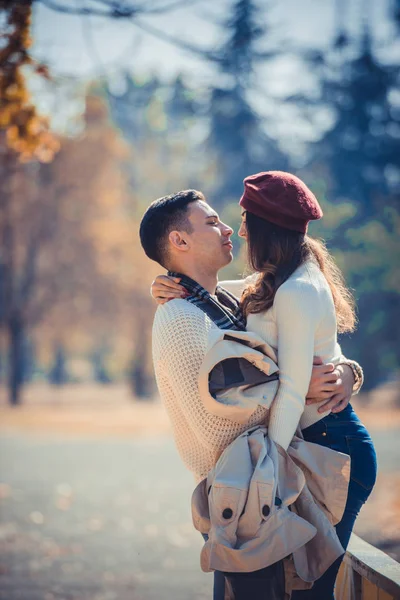 Casal Apaixonado Está Parecendo Muito Feliz Enquanto Está Ponte Parque — Fotografia de Stock