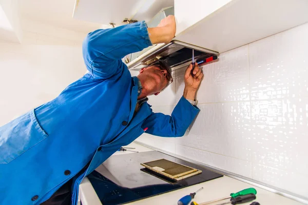 Manitas Profesionales Está Fijando Campana Ventilación Con Destornillador —  Fotos de Stock