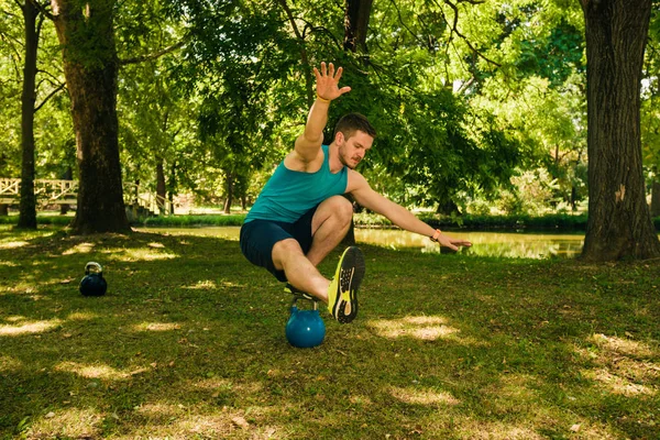 Kettlebell 공원에서에 다리를 — 스톡 사진