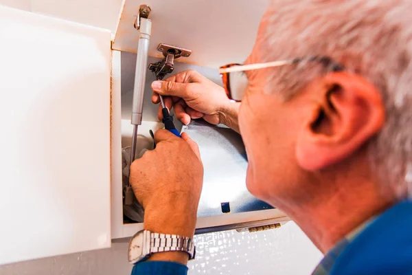 Klusjesman Keuken Hij Vaststelling Van Kast Met Schroevendraaier — Stockfoto