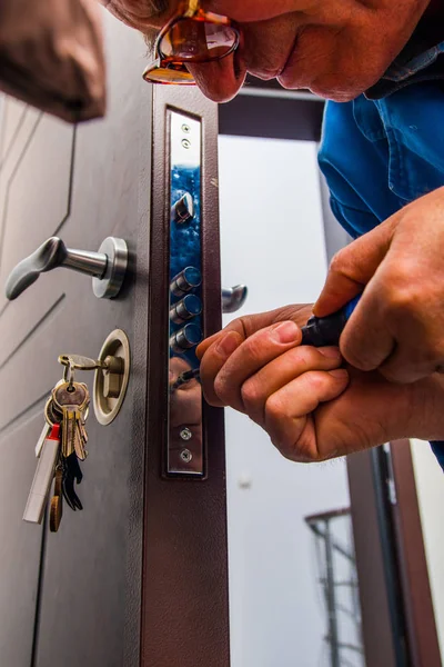 Manitas Edad Avanzada Está Fijando Cerradura Puerta Con Herramienta —  Fotos de Stock