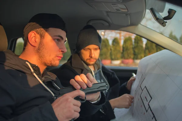 Deux Voleurs Assis Intérieur Une Voiture Avec Des Armes Regardant — Photo