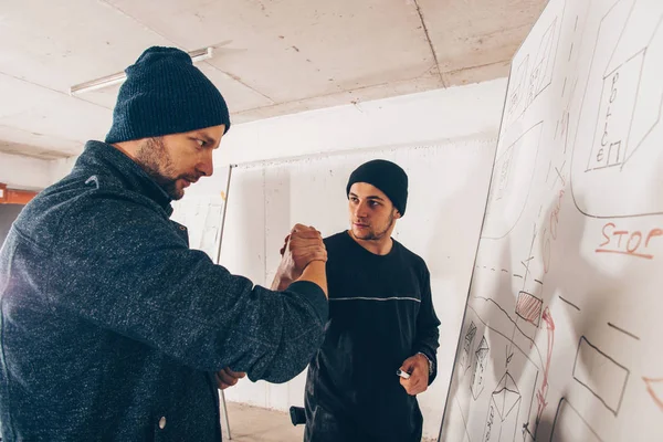 Los Jóvenes Están Parados Con Muchos Mapas Pared Preparando Robo — Foto de Stock