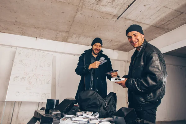 Hombres Violentos Sonriendo Habitación Contando Dinero Robado — Foto de Stock