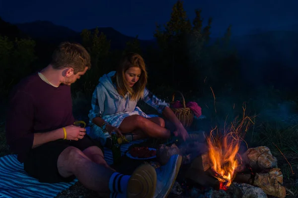 Man Woman Baking Sausages Drinking Beer Relaxing Campfire Mountain Top — Stock Photo, Image