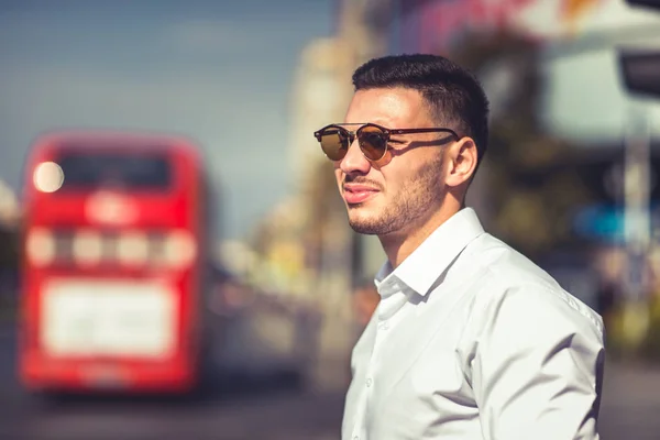 Giovane Uomo Affari Alla Moda Piedi Sulla Strada Indossando Occhiali — Foto Stock