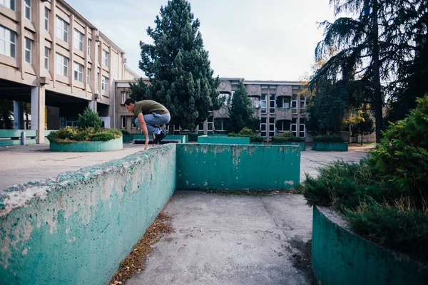 Ung Parkour Killen Hoppar Över Betongvägg Och Landar Annan Betongvägg — Stockfoto