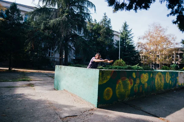 Athletic Parkour Guy Doing Backflip Tricks While Jumping — Stock Photo, Image